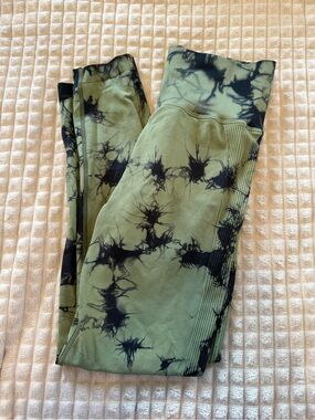 Green tie dye butt scrunch leggings!